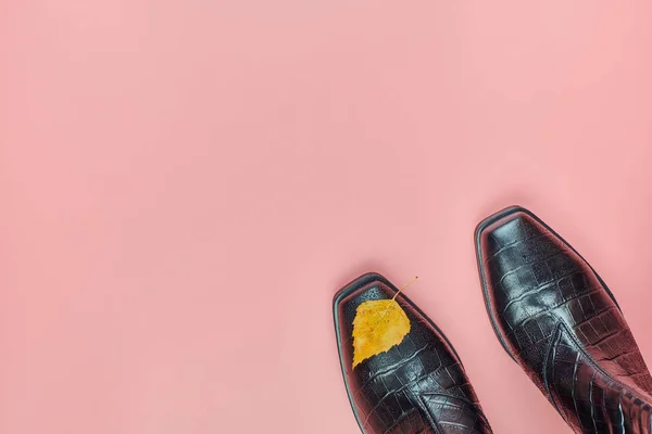 Осіннє водонепроникне жіноче взуття з краплями дощу, копіювати простір — стокове фото