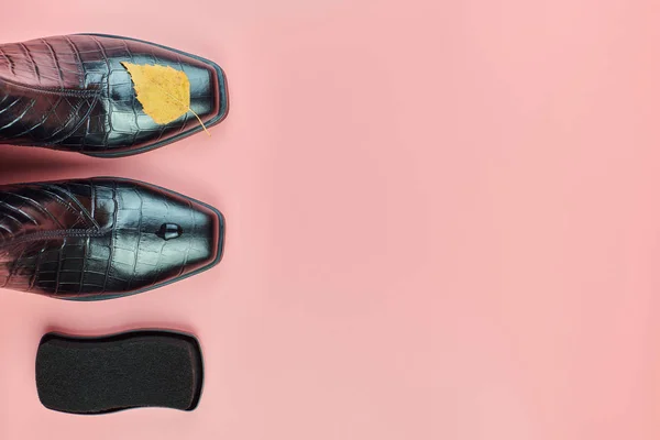 Ősz vízálló női cipő esőcseppekkel és lengyel szivaccsal, másolás hely — Stock Fotó