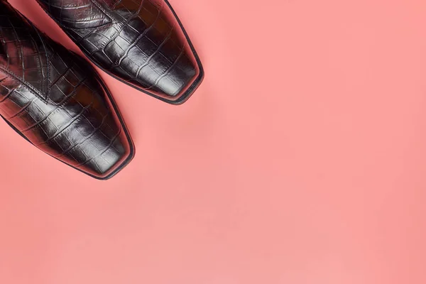 女性の靴 コピースペース ピンクの背景 靴のケアまたはクリアランス販売の概念 — ストック写真