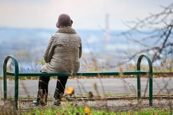 Old Woman Sitting Bench Autumn City Park Lonely Widow Looking — Stock Photo, Image