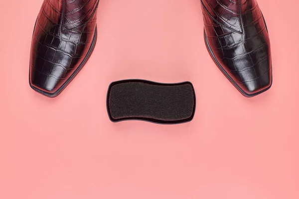 Sapatos Mulher Com Esponja Polonês Espaço Cópia Fundo Rosa Conceito — Fotografia de Stock