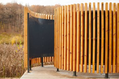 Plaj soyunma kabini. Şehir plajına yakın modern banyo kıyafetlerini değiştirmek için..