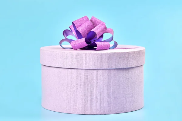 Caja Regalo Redonda Con Lazo Caja Cerrada Púrpura Para Regalo — Foto de Stock