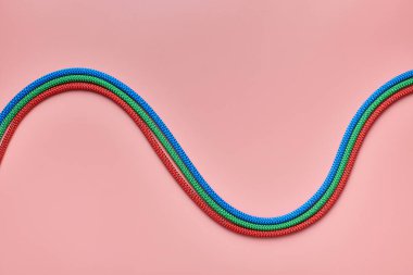 Örülmüş naylon ip dalgaları şeklinde. Kırmızı, yeşil ve mavi ip. Deniz tekneleri, dağcılık, yürüyüş ve yelkencilik için güçlü ve güvenilir bir bağlantı..