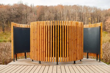 Plaj soyunma kabini. Şehir plajına yakın modern banyo kıyafetlerini değiştirmek için..