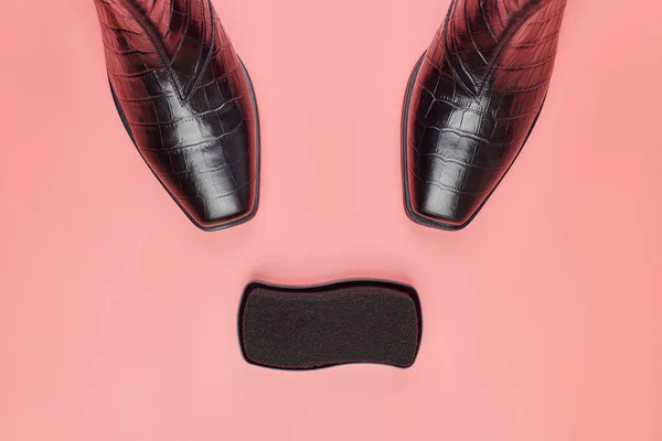 Жіноче Взуття Польською Губкою Простір Копіювання Рожевий Фон Концепція Догляду — стокове фото