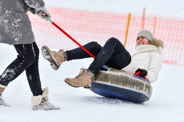 Reshetikha Rússia 2019 Happy Young Girl Sledging Snow Tube Jogos — Fotografia de Stock