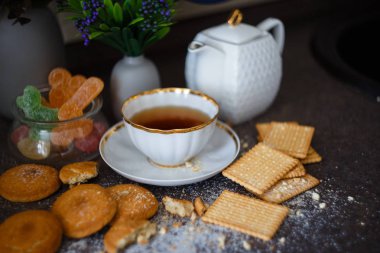 çay ve bisküvi ile natürmort