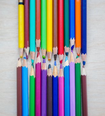 çizgili renkli renkli kalemler