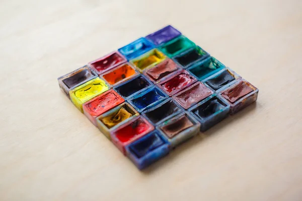 çok renkli sulu boya boya kalıpları içinde