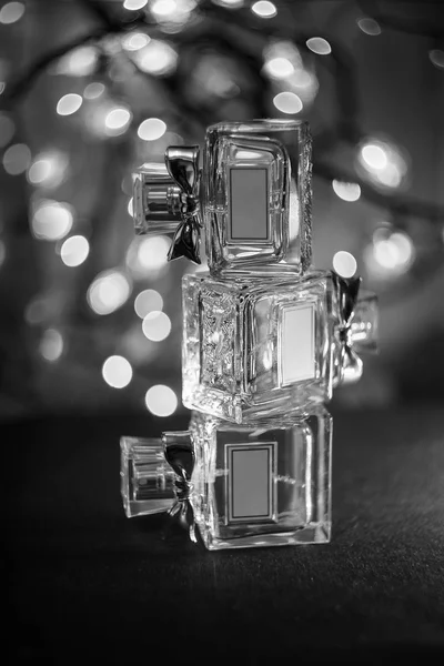 Parlak bir arka plan üzerinde parfüm şişeleri