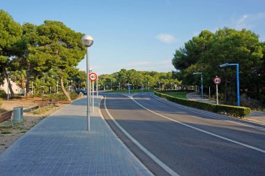 İnsanlar olmadan boş sokak yol