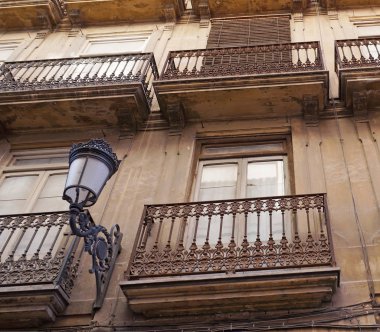 Bir daire binanın duvarında Vintage lamba