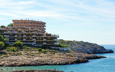 Modern otel kayalık deniz kenarı