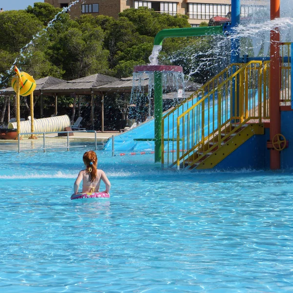 Röd hår flicka i utomhus Aquapark — Stockfoto