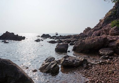Kayalar ile kayalık kıyı şeridinden deniz manzarası