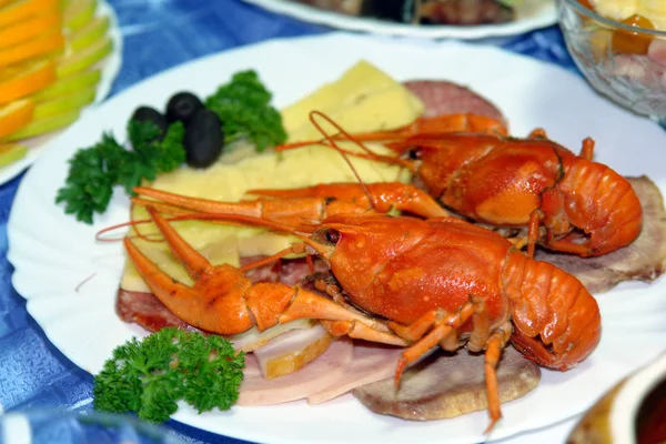 Tabağına haşlanmış kerevides vardır