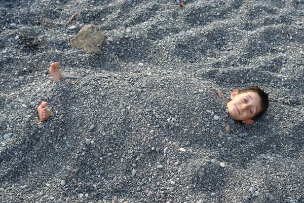 Çocuk plaj çakıl ile kaplı