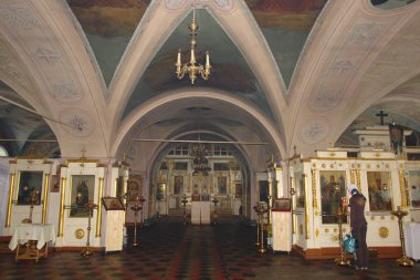 Kızı kilisede bir mum koyar