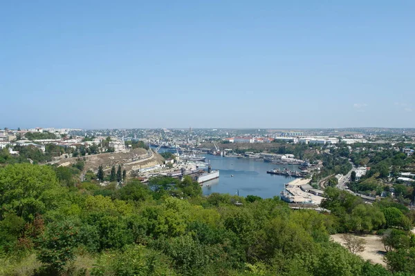 Güneşli bir günde Sivastopol Nakhimovskiy ilçesi, Karadeniz ve dönme dolaptan liman manzarası. Kırım Cumhuriyeti, Ukrayna.