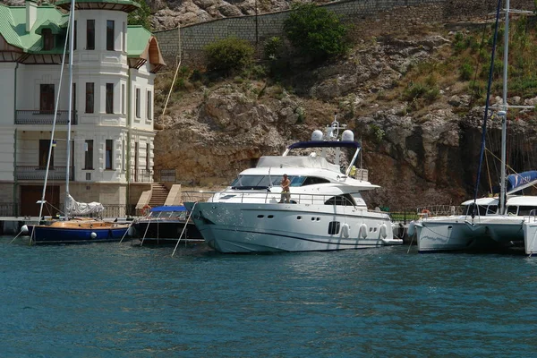 Genç bir adam olan bir fırça, bir paspas su ile yıkar.