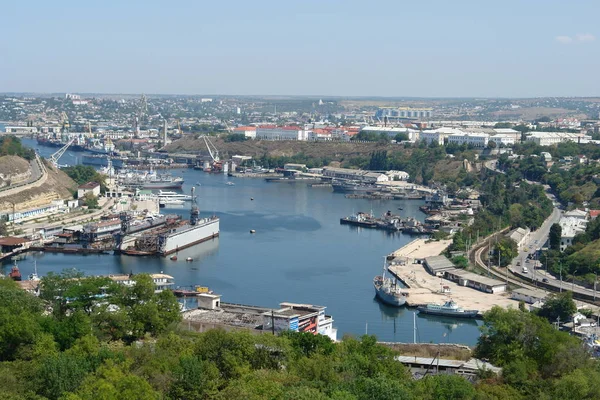 Güneşli bir günde Sivastopol Nakhimovskiy ilçesi, Karadeniz ve dönme dolaptan liman manzarası. Kırım Cumhuriyeti, Ukrayna.