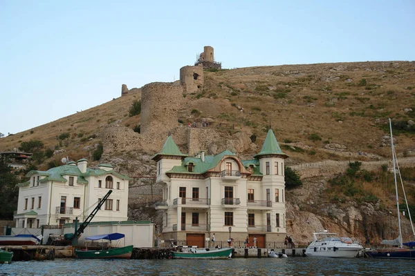 Kale ve dağlarda bir ev.                               