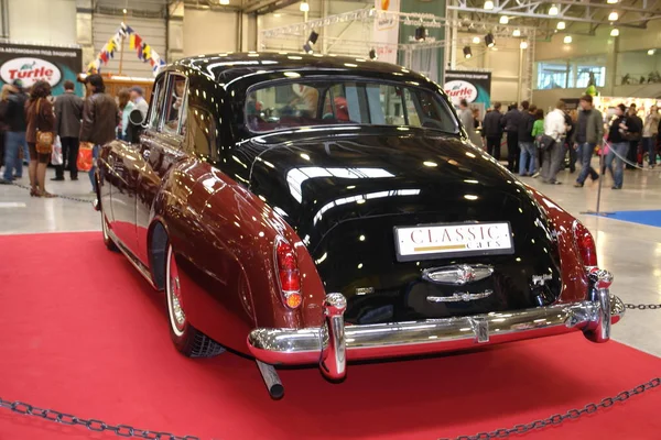 Eski Sedan siyah, arka görünümü.