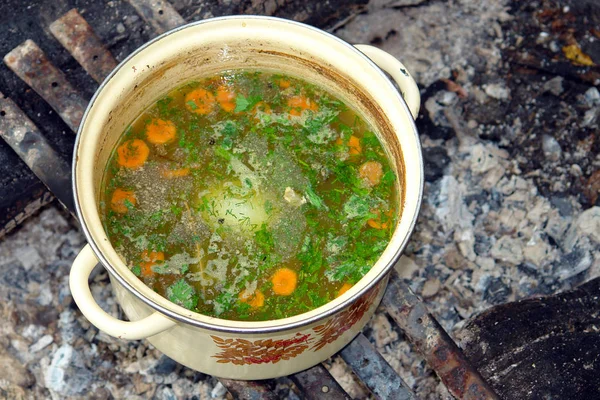   Kazığa kazınmış balık ve sebze çorbası.                             