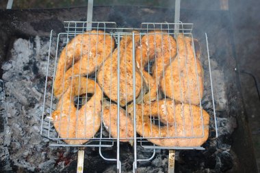 Somon ızgara, kömürleri.