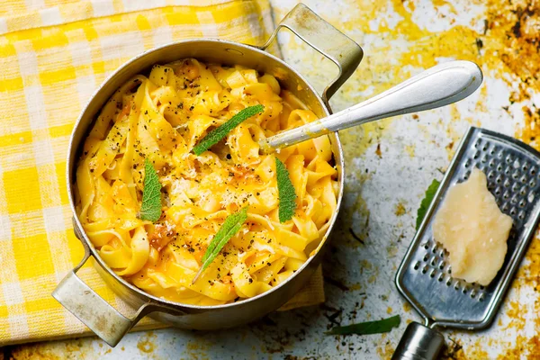 Carbonara de courge d'hiver avec feuilles de sauge — Photo