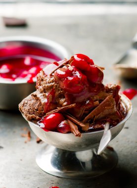 Siyah forrest dondurma