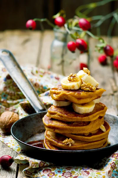 Pumpkin pannkakor med banan — Stockfoto