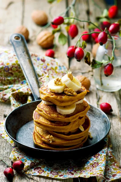 Pumpkin pannkakor med banan — Stockfoto