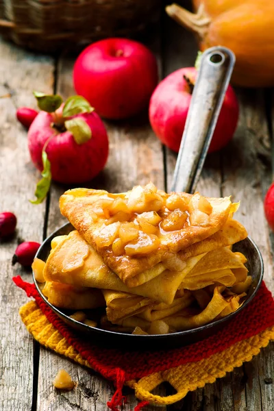 Crepes de calabaza con manzanas de canela —  Fotos de Stock
