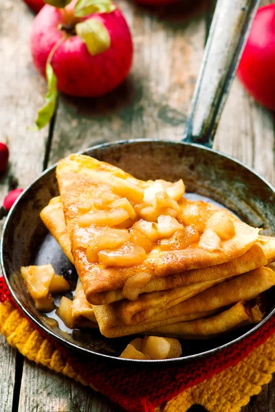 Crepes de calabaza con manzanas de canela — Foto de Stock