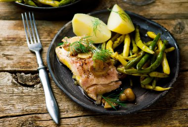 Elma suyu içinde haşlanmış balık fileto.