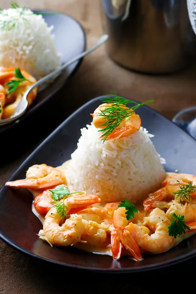 Camarones salteados en vino blanco —  Fotos de Stock