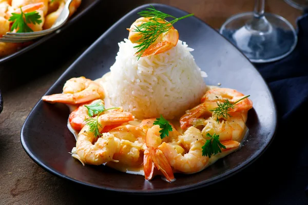 Camarones salteados en vino blanco —  Fotos de Stock