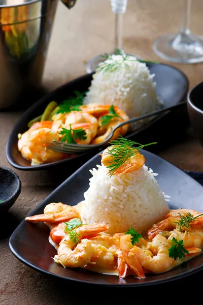 Camarones salteados en vino blanco —  Fotos de Stock