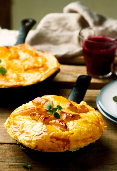 Rustikaler Rindfleischtopfkuchen . — Stockfoto