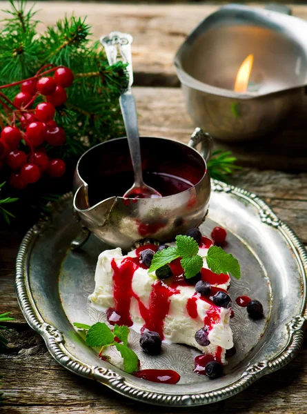 Zitrone halbfreddo mit Beeren — Stockfoto