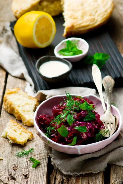 Буряковий салат з соусом тахіна — стокове фото