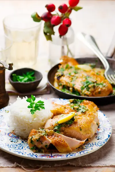 Frango com molho de creme de alho limão — Fotografia de Stock