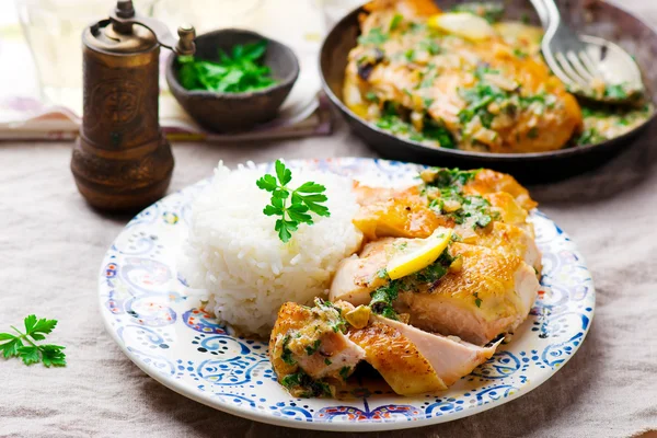 Ayam dengan lemon saus krim bawang putih — Stok Foto