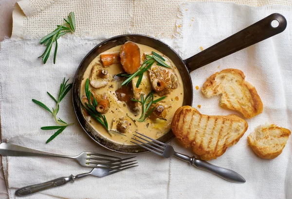 Kräuter- und Mozarella-Kiefernpilze — Stockfoto