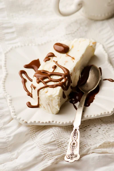 Mattonella Pinienkerne halbgefroren mit Schokoladensauce — Stockfoto
