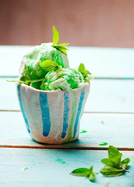 Zelfgemaakte mint ice cream cake — Stockfoto