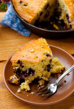 Yaban mersini ayran Cornbread.