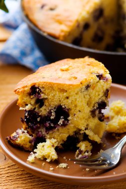 Yaban mersini ayran Cornbread.